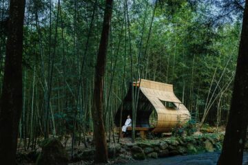 南投鹿谷的孟宗竹林間，有台灣藝術家范承宗的「小竹屋計劃：粽子」建築設計。