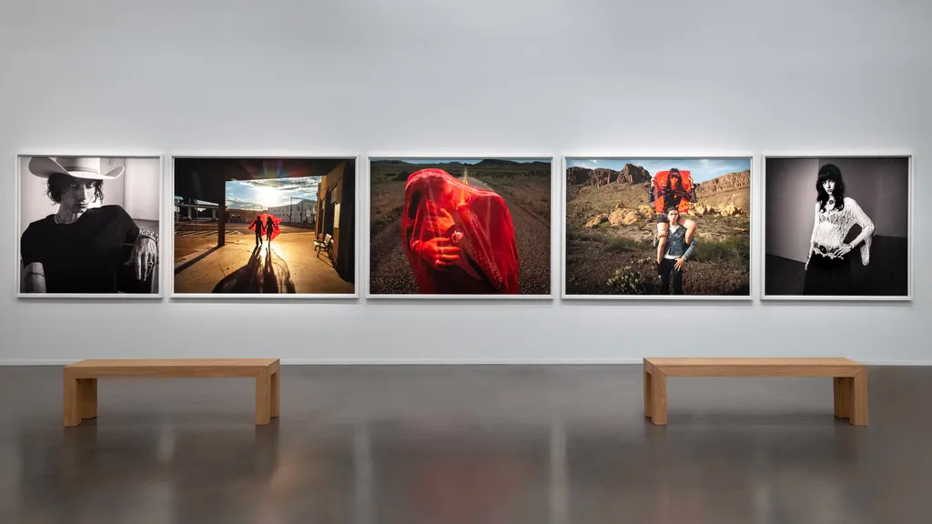 iPhone 17 Pro Max 攝影展中，Inez and Vinoodh 的攝影作品的實際展示。
