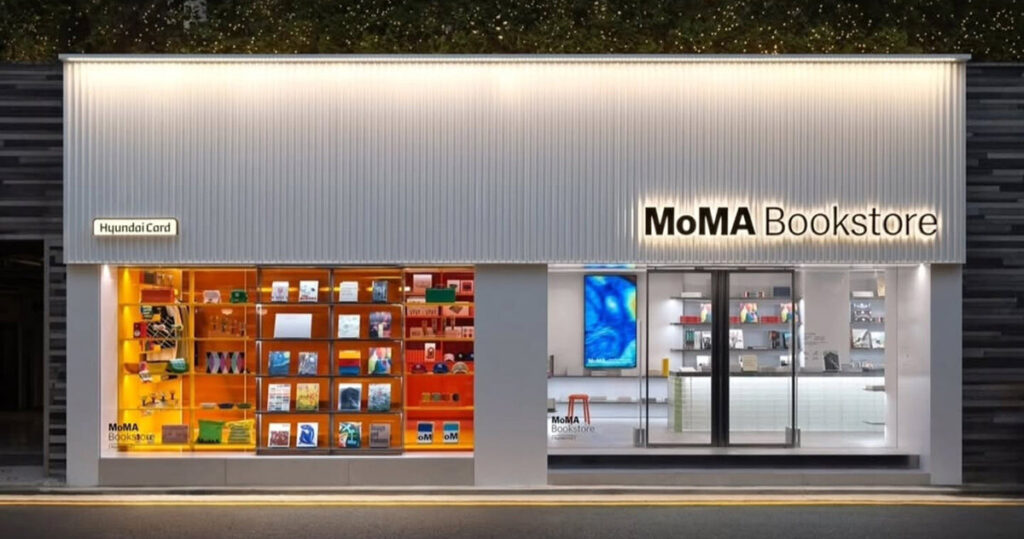 MoMA 首爾書店外觀，晚上的燈光。