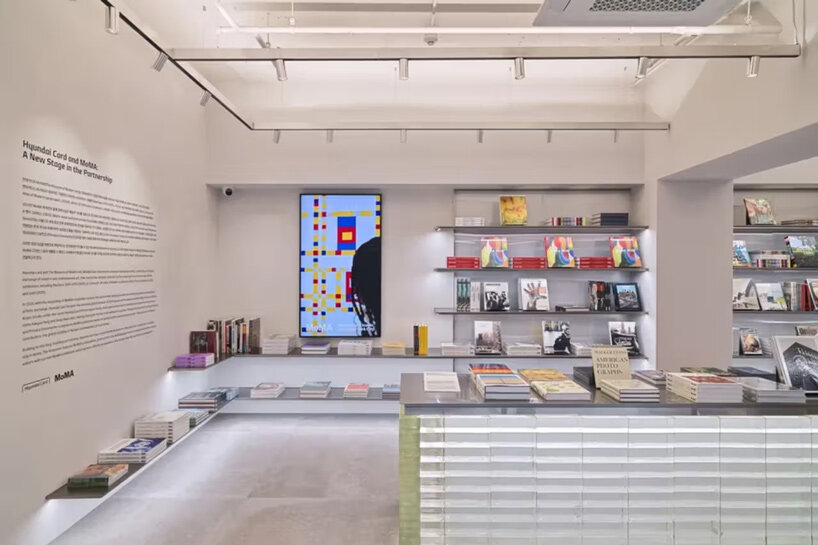 MoMA 首爾書店的書籍區。