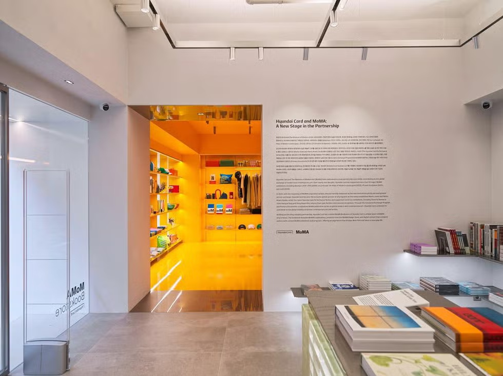 MoMA 首爾書店擁有兩種室內設計風格。