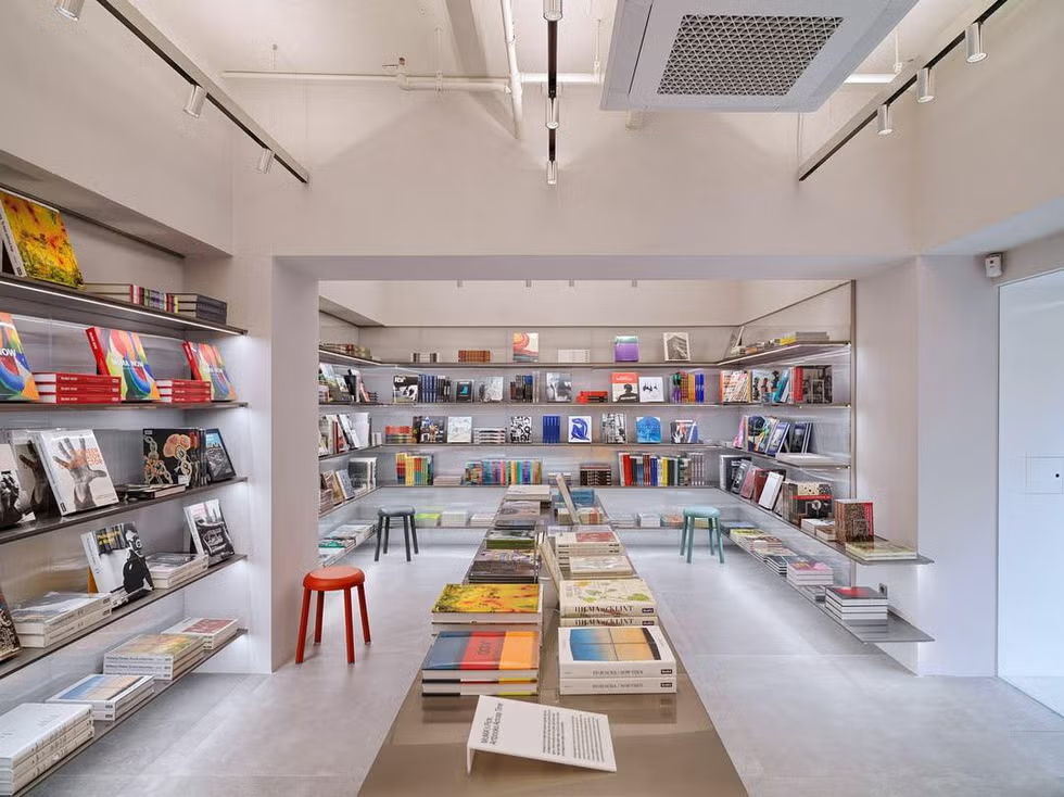 MoMA 首爾書店的內部場景。