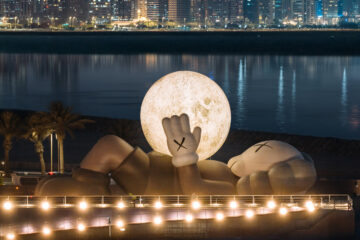 KAWS:HOLIDAY 在阿布達比登場，展出 32 公尺巨型 COMPANION。