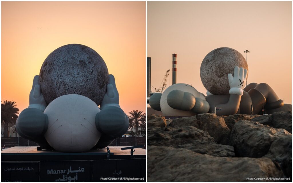 KAWS:HOLIDAY 在阿布達比登場，巨型公仔散發親切感。