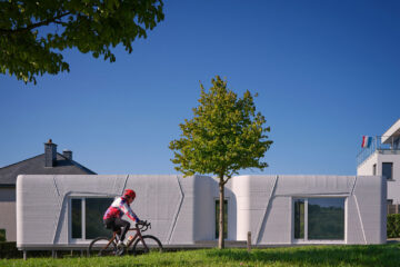 盧森堡正式迎來第一座 3D 列印住宅「Tiny House LUX」，它試圖用建築設計與科技的結合，回答長年存在的社會議題：小土地能否蓋出真正能住的好房子？
