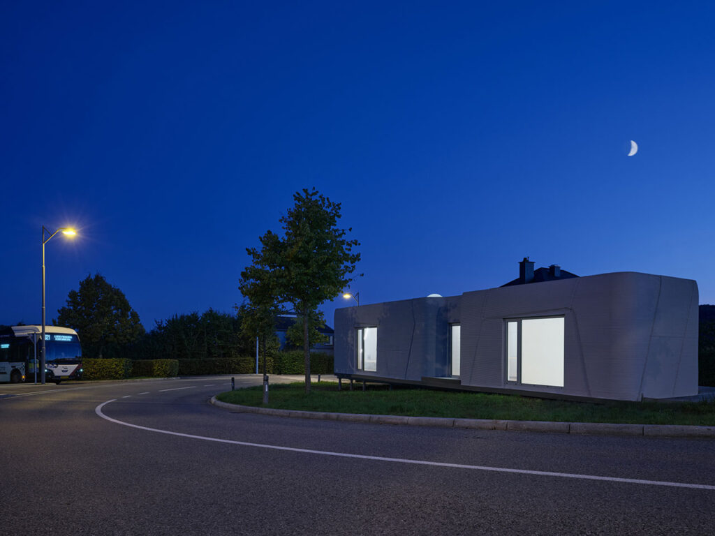 盧森堡第一座 3D 列印住宅「Tiny House LUX」的夜景。